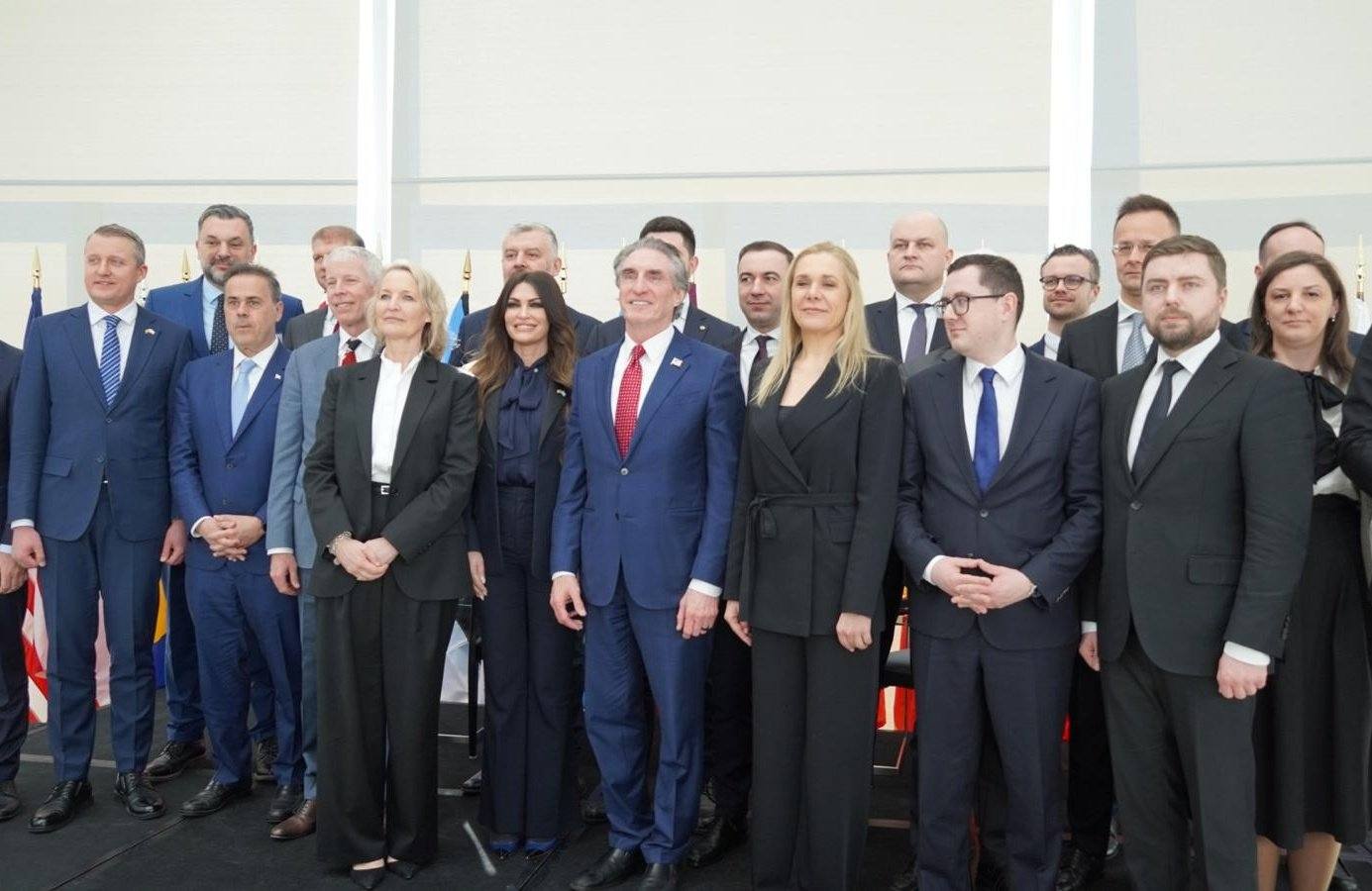 Slika /slike/SAD - ŠUŠNJAR - VELJAČA 2026/Family photo - Summit.jpg